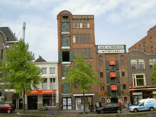 het enige pakhuis dat nog in gebruik is...