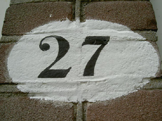 ik heb toch een zwak voor die oude geschilderde huisnummers als deze 27...