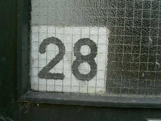 28 - nog steeds lelijk, maar nu achter ribbelglas...