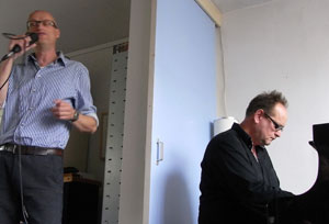 jan glas letterlijk tussen de schuifdeuren...
