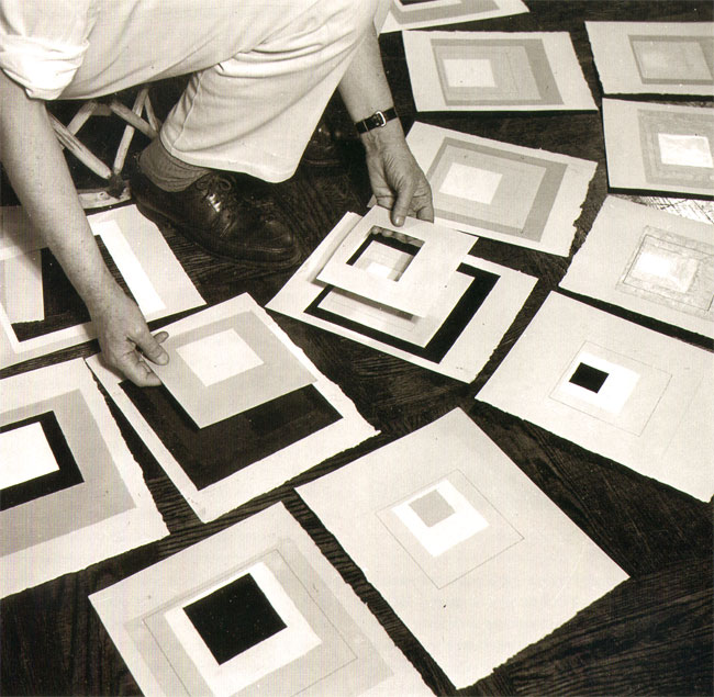 albers in zijn atelier, bezig met de homages...