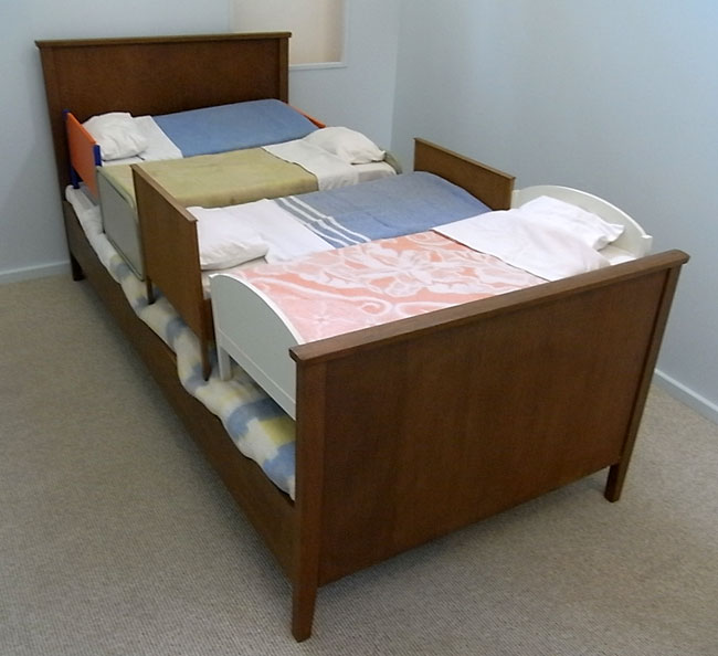 bed met slapende bedjes...