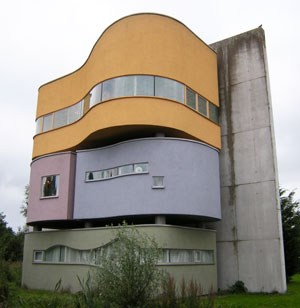 een muurhuis genaamd the wallhouse en chromodomo…