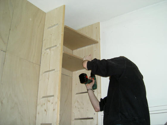 jip schroeft de eerste planken vast