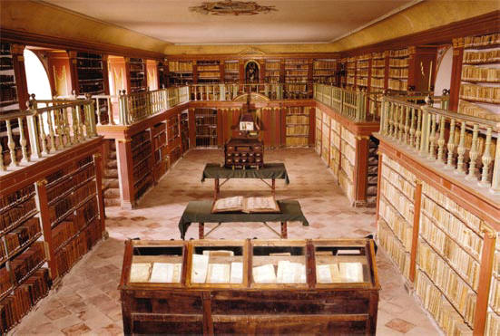kloosterbibliotheek in yuso, spanje...