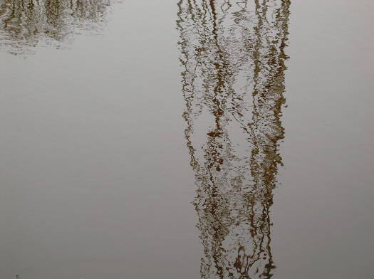 weerspiegeling van de electriciteitsmast...