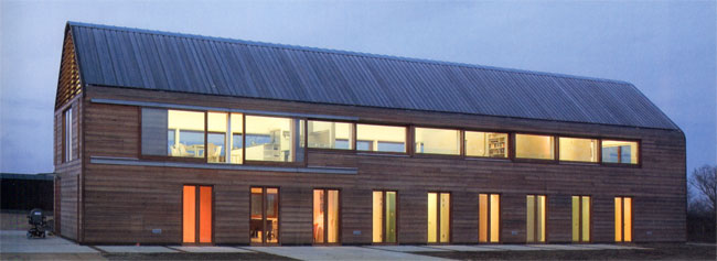 holly barn in de schemering...