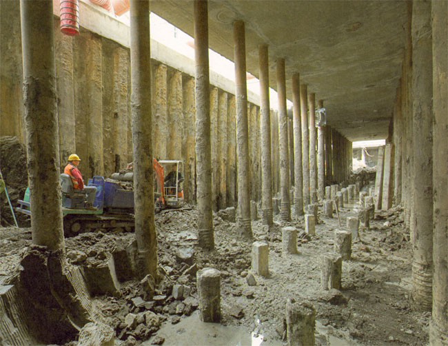 graven onder dakplaat nieuw metrostation...