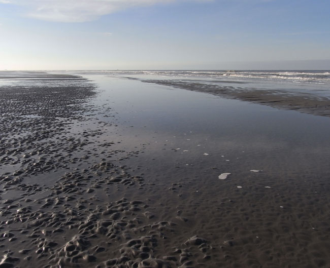 en de zee golft onverstoorbaar door...