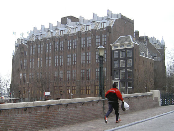 het scheepvaarthuis aan de achterkant...