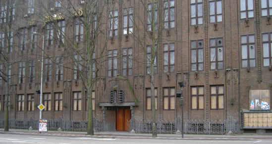 achter zo'n zesruitjesraam gaat één kamertje schuil...