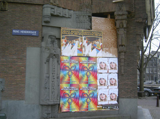 zelfs met felgekleurde affiches ziet zo'n dichtgetimmerd gebouw er treurig uit...