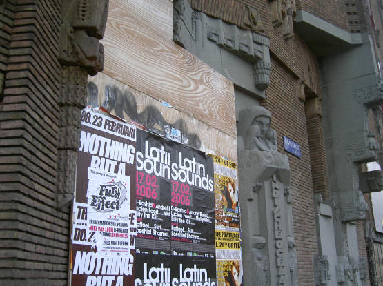 vergeet de affiches, kijk naar de beelden eromheen...