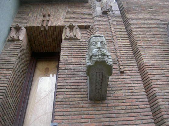 als je om het gebouw heenloopt kun je je uren vermaken met de details...