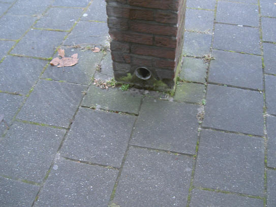 paal met pijpje...