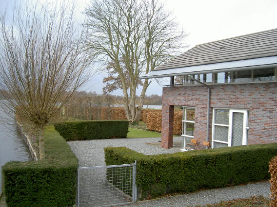 een van de nieuwe huizen bij het sluisje...