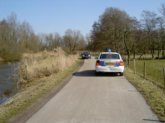 auto's op het dijkje...