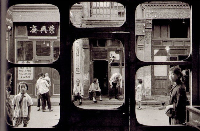 chinese straat gezien vanuit antiekwinkeltje...