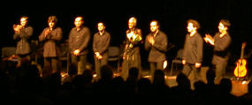 mariza en band bedanken voor de staande ovatie...
