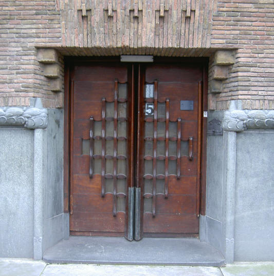 een vijf die enigszins vloekt met de prachtige deur...
