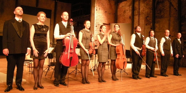 zangers en orkest nemen het applaus in ontvangst