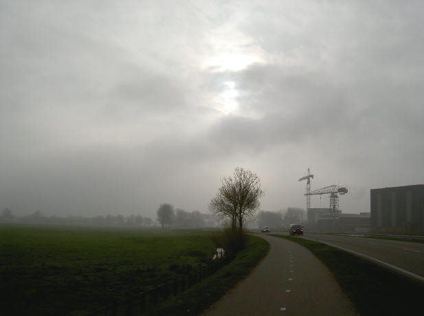 links de polder, rechts het kanaal en scheepvaartindustrie...