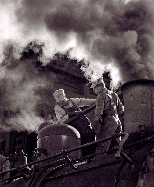 schoonmaken van het vuur van de locomotief