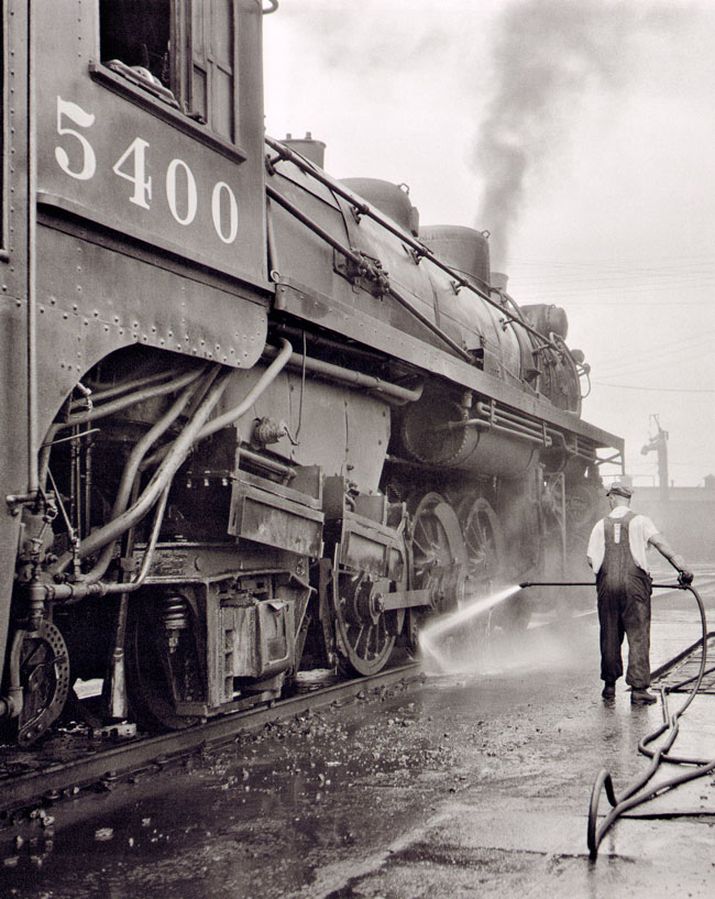 een locomotief wordt met de hogedrukspuit schoongespoten in canada...