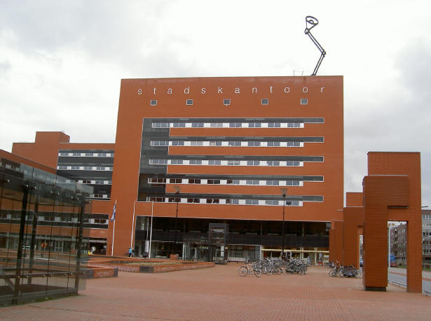 beeld van jeroen henneman op het stadskantoor...
