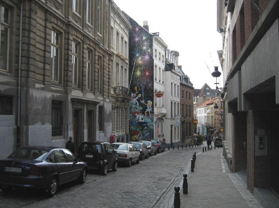 zomaar een feestelijke muur in een grauwe straat...