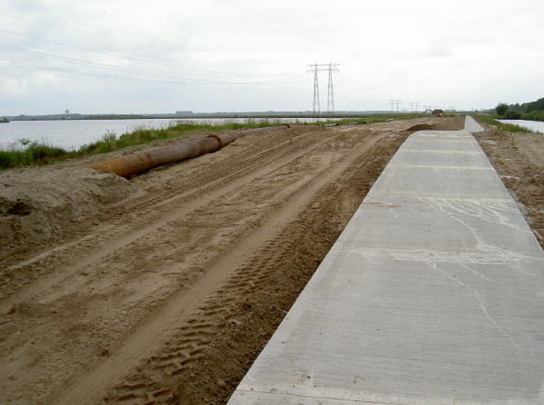 fietspad, pijpleiding en hoogspanningsmasten...