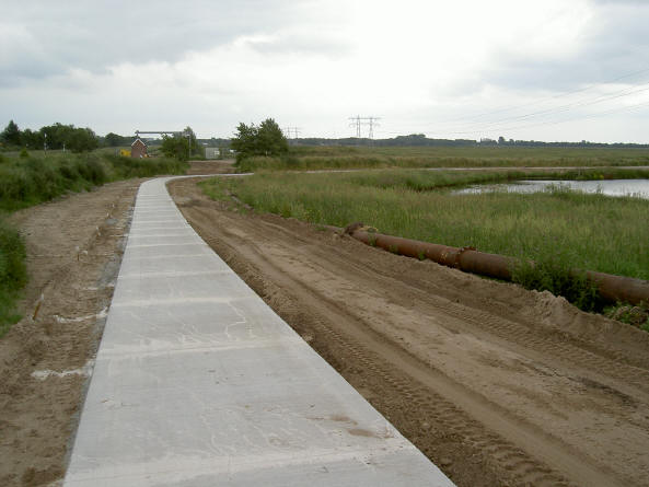 hij loopt voor een deel parallel aan het fietspad...