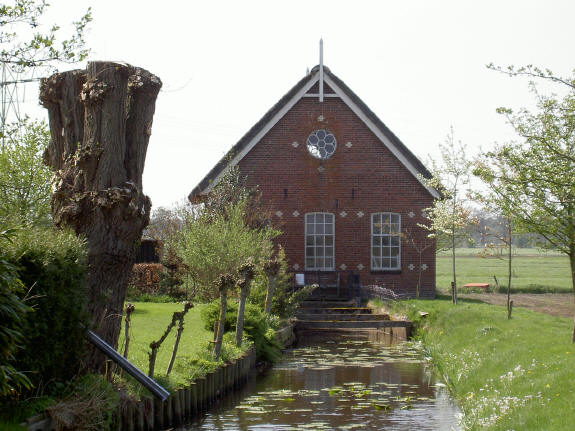 bij dit fraaie gemaaltje stond deze hevig geknotte boom...