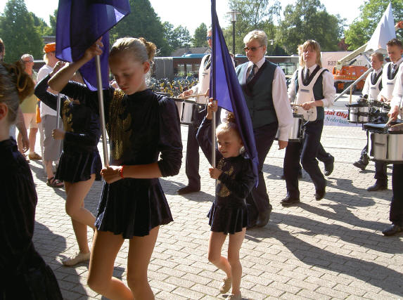 klein meisje met grote vlag...