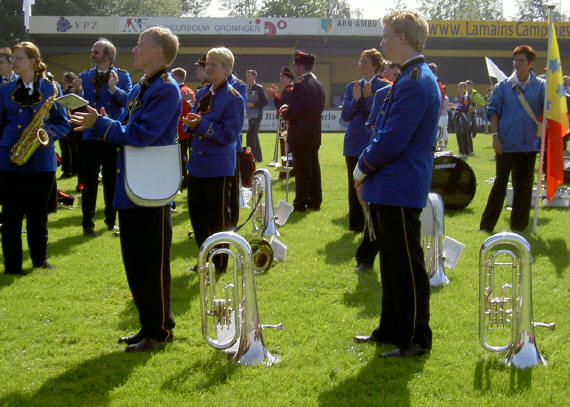 tubas in het gras...