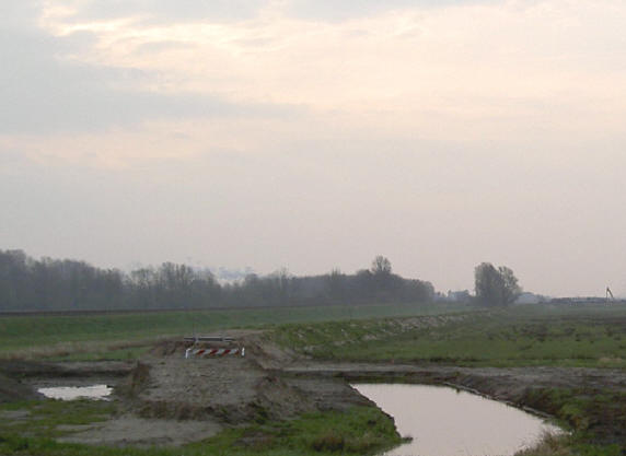 in april lag het dijkje er nog...