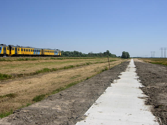 langs de spoorlijn...