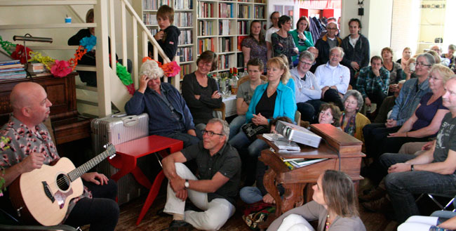 juni 2012, een huiskamer in haren....