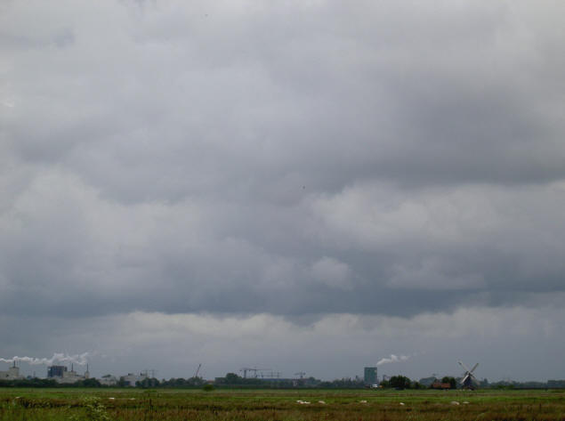 op een heldere dag zie je de industrie langs het winschoterdiep...