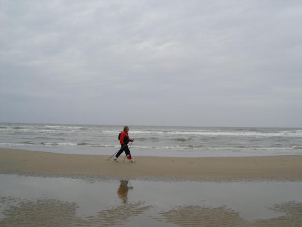 ook aan zee heb je nordic walkers...