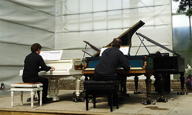 vier piano's...