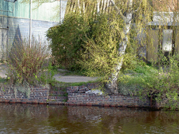 ook de kade is aan verval onderhevig...