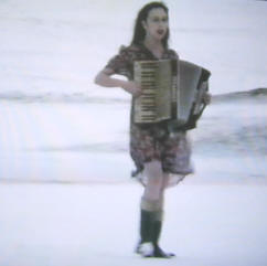 vrouw in flinterdun zomerjurkje in de sneeuw...