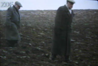 mannen lopen door de klei...