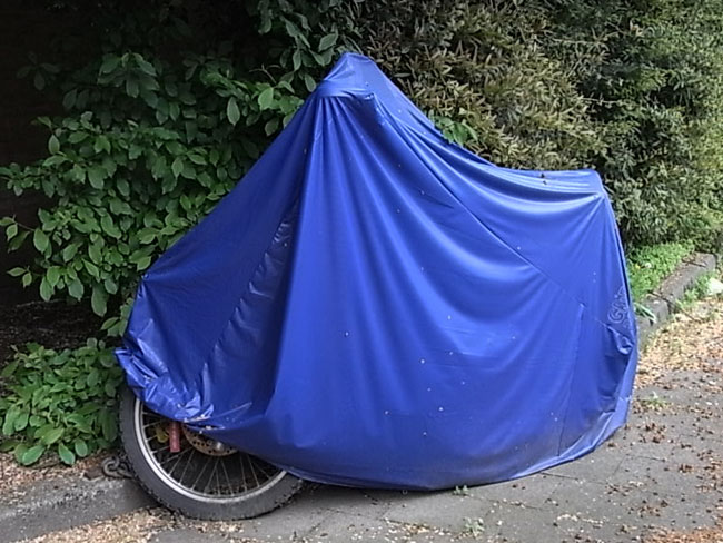 het wiel piept er charmant onderuit...