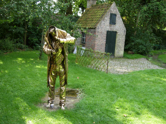 in een hoekje van de tuin staat jan fabre's blootsvoetse vuurgever...