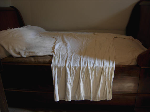 gezelles bed, met nachthemd...