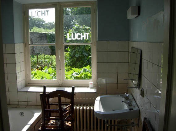 de badkamer...