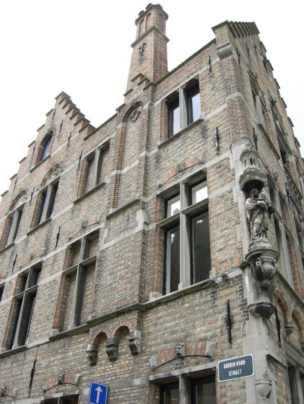 monumentaal pand met een monumentale maria...