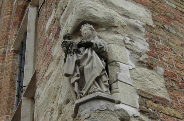 maria met een zwarte jesus?...